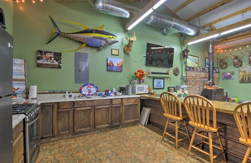 Saint Matthews Apartment | Saint Matthews ‘Outlaw Gameroom’ w/Fire Pit!