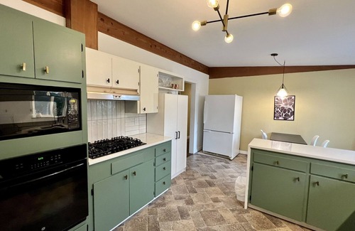 Edmonds House | SALE: Spacious family home wdeck, hot tub, fire pit; 5min to Ferry & Beach