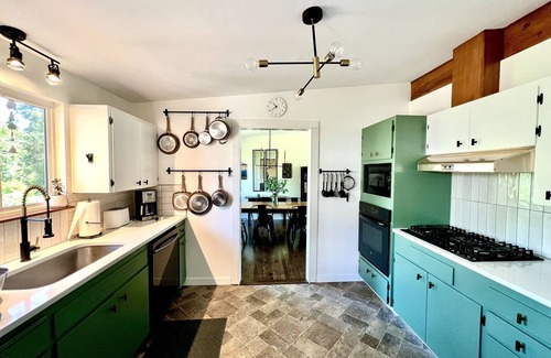 Edmonds House | SALE: Spacious family home wdeck, hot tub, fire pit; 5min to Ferry & Beach