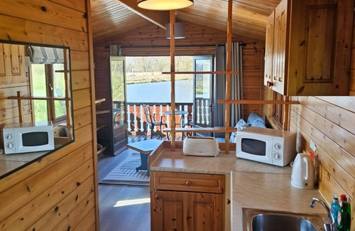 Smallburgh Boat Rental | Salhouse Broads Lodge Houseboat