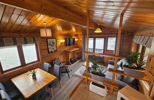 Smallburgh Boat Rental | Salhouse Broads Lodge Houseboat