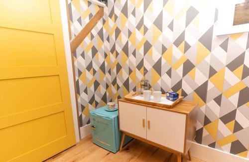 Wellington Apartment | Salisbury Barn: Yellow Room - Bed & Breakfast Room