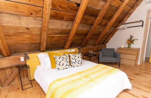 Wellington Apartment | Salisbury Barn: Yellow Room - Bed & Breakfast Room