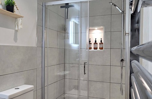 Salisbury House | Salisbury City Centre Entire 2-Bedroom Serviced Accomodation - PennyVille