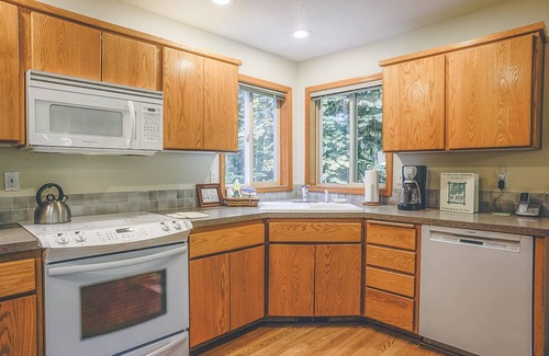 Brightwood Cabin | Salmonberry Retreat on the River, Fireplace, Hot Tub. Dogs Welcome