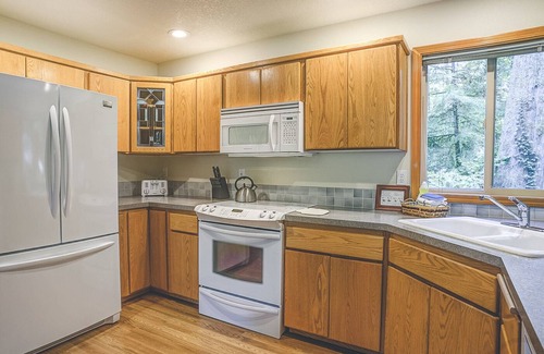 Brightwood Cabin | Salmonberry Retreat on the River, Fireplace, Hot Tub. Dogs Welcome