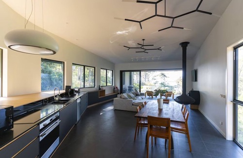 Lilli Pilli House | Salt & Sand | 150m Walk to Beach, WiFi & Fireplace