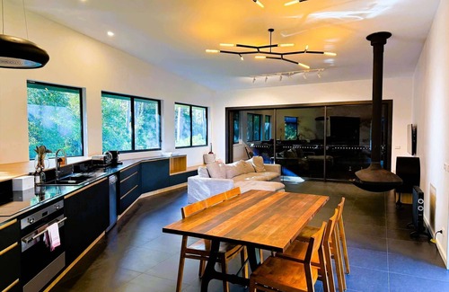 Lilli Pilli House | Salt & Sand | 150m Walk to Beach, WiFi & Fireplace