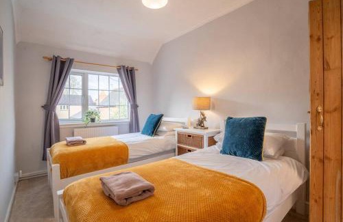 Ashby-de-la-Zouch Apartment | Saltbox Stays 3 bed house, 2 baths, sleeps 6, fast wifi, central location