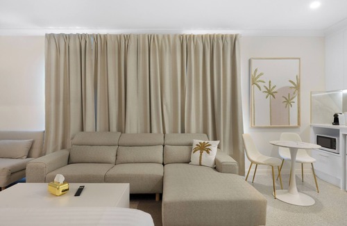 Runaway Bay Apartment | ​Saltbreeze Guest House – Luxury King Suite in Runaway Bay, Gold Coast