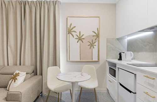 Runaway Bay Apartment | ​Saltbreeze Guest House – Luxury King Suite in Runaway Bay, Gold Coast