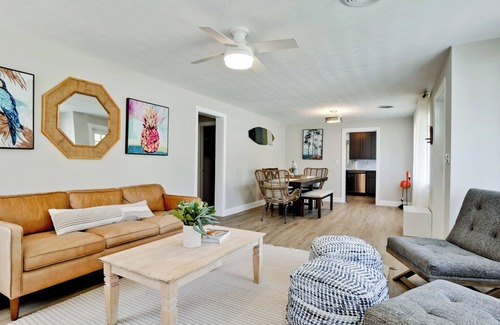 Bradenton House | Saltwater Heated Pool + HotTub : Tropical Terrace