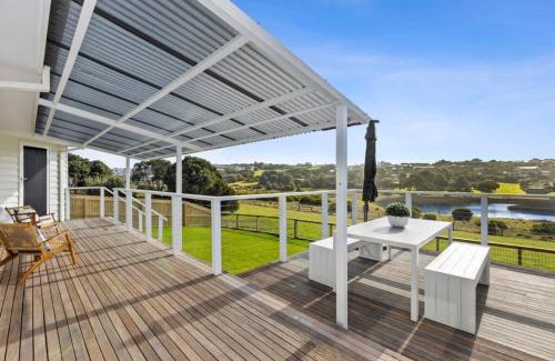 Ocean Grove House | SALTWATER HOUSE - Opposite the beach and views over the lake!