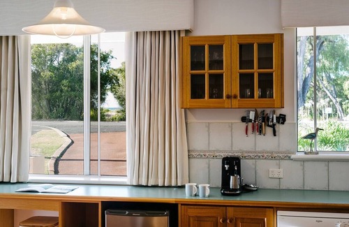 Broadwater House | Salty Dayz Retreat Steps from Busselton Beach