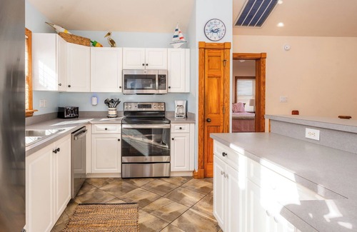 Monteray Shores House | Salty Paws. Pet Friendly. Minutes to Beach. Horizon Ocean Views.