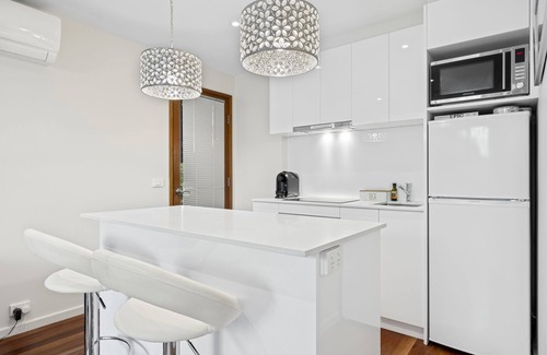 Macarthur House | Samanda's- 4pm check out Sundays|Modern|Cosy|Private|Bush Walks
