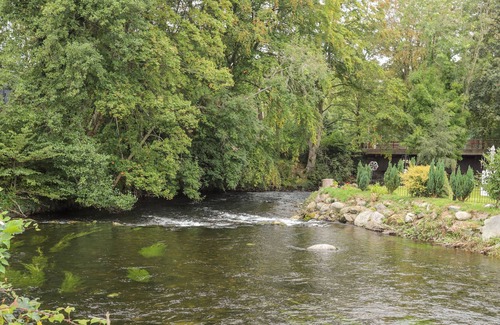 Bont Newydd House | SAMPHIRE, with pool in Caernarfon