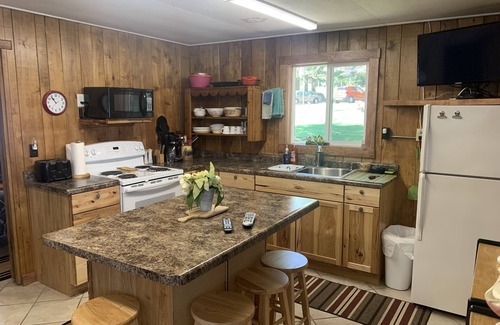 Sarona Cabin | Sam’sPlace Cabin 3 on Long Lake, near shoreline. Own dock available.