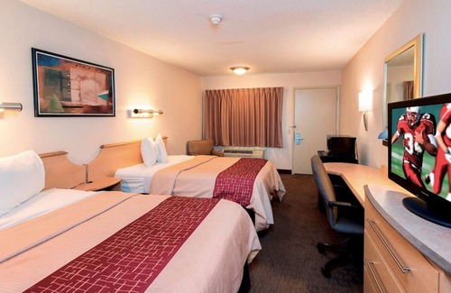 North San Antonio - SAT Hotel | San Antonio Relaxing Room: Comfortable, Cozy & Pet-Welcoming
