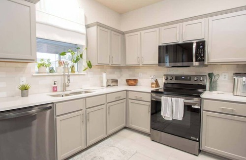 Wetmore House | San Antonio Retreat Family Home. 4/2.5 w/Yard