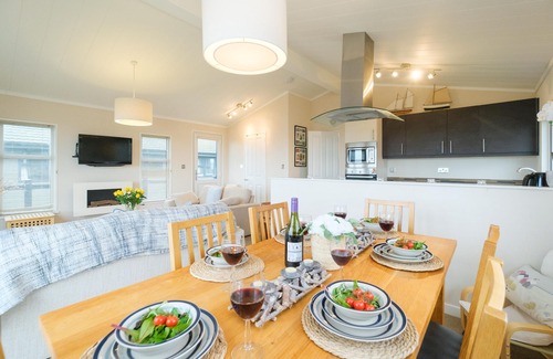 Leiston Cottage | San Remo - sleeps 6 guests in 3 bedrooms