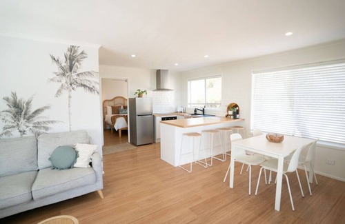 Aldinga Beach Cabin | Sanbis Cabin~hidden boutique retreat, sea views