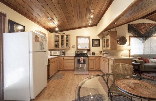 Northwood Cabin | Sanctuaire ~ Private Garden Retreat in Monte Rio