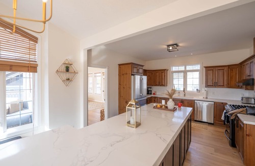 Bluewater Beach Villa | Sandals Of Tiny ~ Sleep16✔Hot tub✔Sauna✔3 Min Walk to Private Beach Georgian Bay