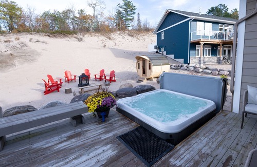 Bluewater Beach Villa | Sandals Of Tiny ~ Sleep16✔Hot tub✔Sauna✔3 Min Walk to Private Beach Georgian Bay