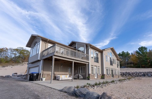 Bluewater Beach Villa | Sandals Of Tiny ~ Sleep16✔Hot tub✔Sauna✔3 Min Walk to Private Beach Georgian Bay