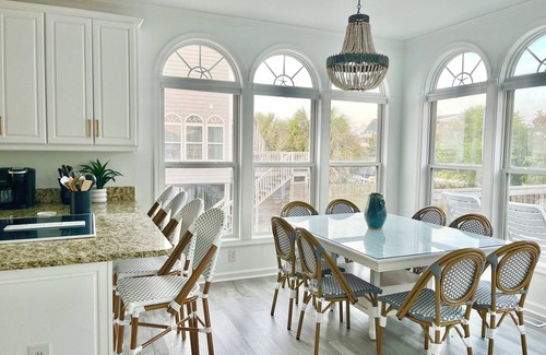 Emerald Isle House | Sandy Beaches-Soundfront/Hot tub/Boatlift/Pets ok