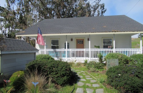 Cleone Cottage | Sandy Clove Cottage creates a private getaway with nature in Fortt Bragg.