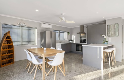 Papamoa Beach House | Sandy Feet Retreat - Papamoa