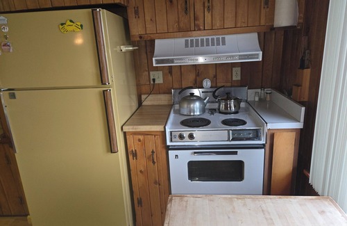 Toivola Cabin | Sandy Lake Retreat Charming 2-bedroom cabin with WiFi, AC steps from the lake!