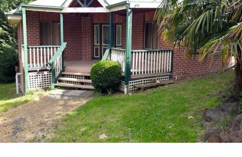 Healesville House | Sandy's pottery cottage with lush green gardens