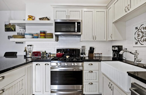 Healdsburg Cottage | Santini Farmhouse | Complimentary tasting at Croix Winery included!