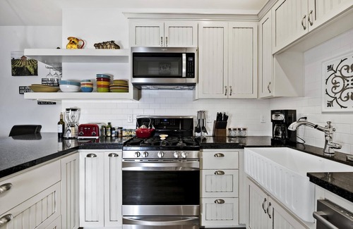 Healdsburg Cottage | Santini Farmhouse | Complimentary tasting at Croix Winery included!