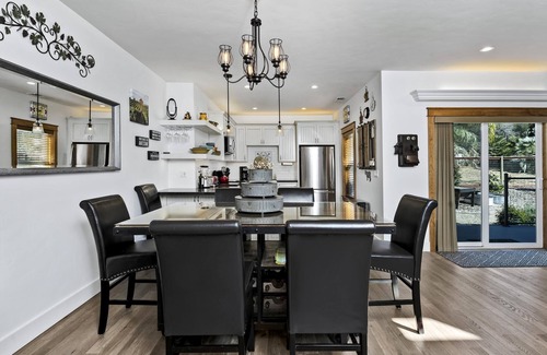 Healdsburg Cottage | Santini Farmhouse | Complimentary tasting at Croix Winery included!