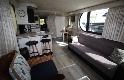 Cabes Point Boat Rental | Sapphire Beach Houseboat Sleeps 6