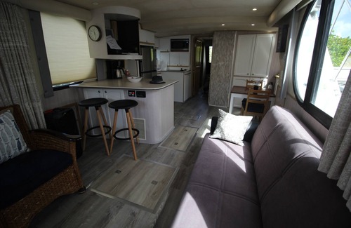 Cabes Point Boat Rental | Sapphire Beach Houseboat Sleeps 6