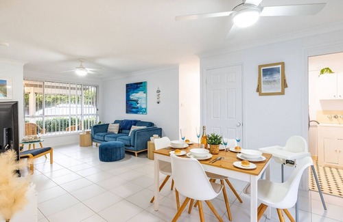 Fingal Bay House | Sapphire Sands, 1/52 Boulder Bay Rd - air con, Wi-Fi, Cot & Highchair