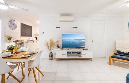 Fingal Bay House | Sapphire Sands, 1/52 Boulder Bay Rd - air con, Wi-Fi, Cot & Highchair