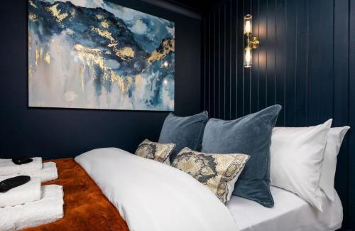 Dalavich Apartment | Sapphire Suite, The Stirling Residence