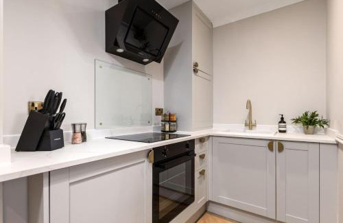 Dalavich Apartment | Sapphire Suite, The Stirling Residence