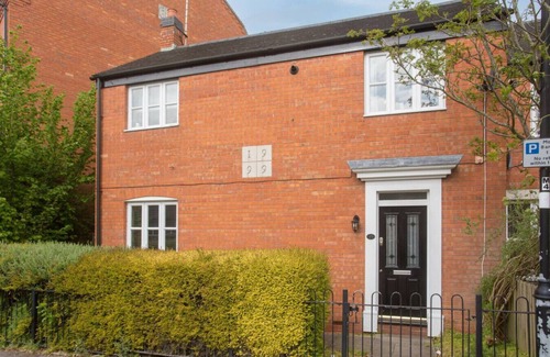 Denstone House | Sarah's House: BBQ Parking 10mins To Alton Towers