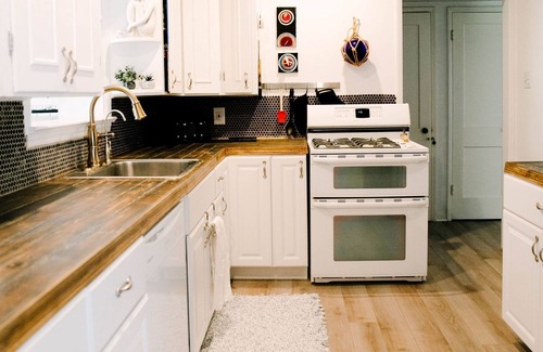 Woodlea House | Sarah's Sanctuary-Renovated Midtown Melrose Home With Pool-Heated with surcharge
