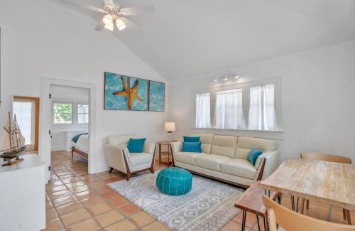Bayou Oaks House | Sarasota, FL Bungalow - Bright & Breezy Coastal Vibes - 10 mins to White Sand Beaches home