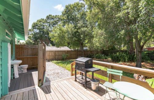 Bayou Oaks House | Sarasota, FL Bungalow - Bright & Breezy Coastal Vibes - 10 mins to White Sand Beaches home