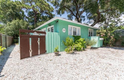 Bayou Oaks House | Sarasota, FL Bungalow - Bright & Breezy Coastal Vibes - 10 mins to White Sand Beaches home