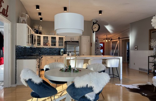 Saratoga Springs House | Saratoga Race Track in town luxury rental property with sunroom and deck